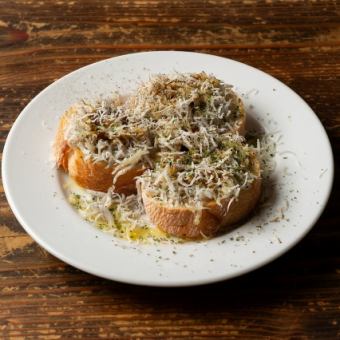 山盛りしらすと海苔バターのカリカリトースト