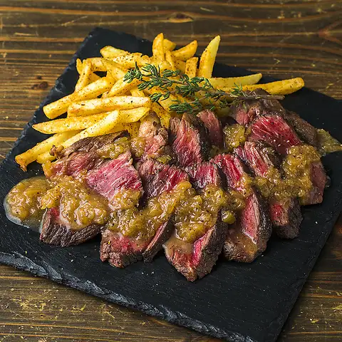 一番の人気料理！牛ハラミのステーキ オニオンソース