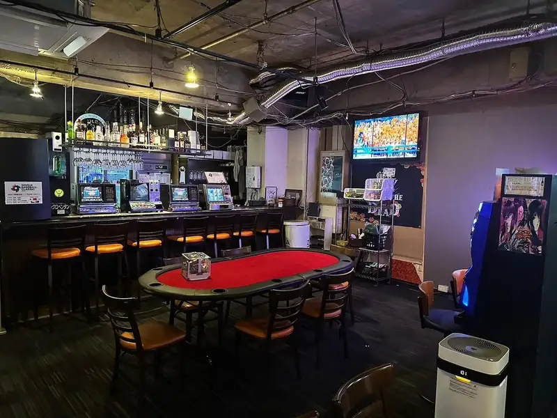 ポーカーテーブル完備！ダーツの他にもポーカーで遊ぶことが可能！ルールを覚えたい方にも初心者講習会も随時開催しております♪