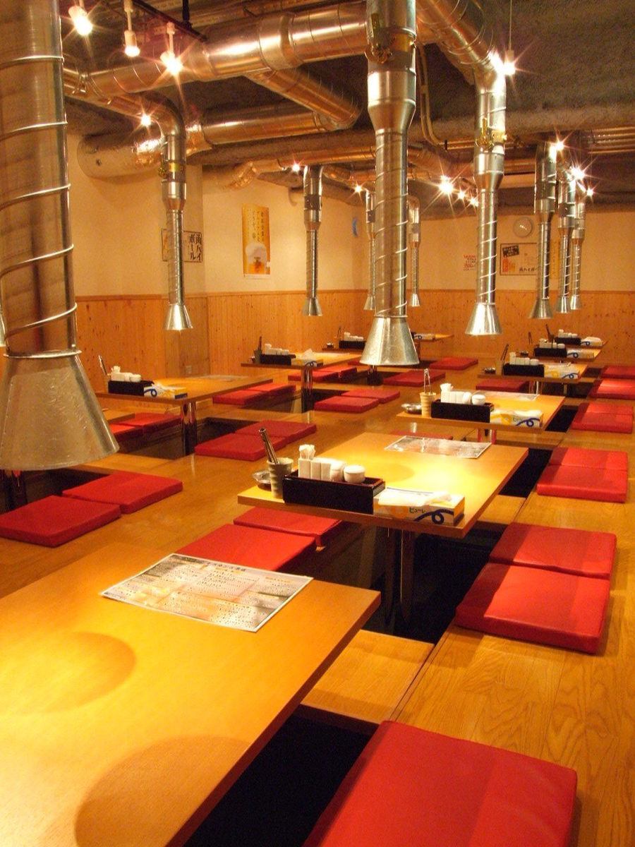 The entire shop can be reserved for 30 to 65 people! Relax in the digging kotatsu seat!