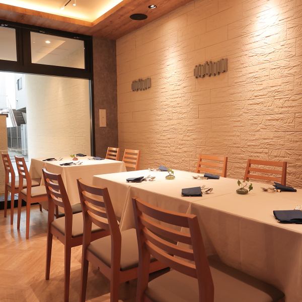 4名様テーブルです。女子会にも最適です♪お洒落な空間で、ゆったりとお食事をお楽しみいただけます♪