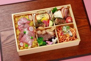 お弁当各種(お茶付き)ご予約承ります。10個以上のご注文で配達します。(2日前までの要予約)