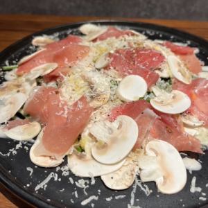 生マッシュルームと生ハム、島根県産サラダホウレン草のシーザーズサラダ