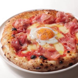 半熟卵と生ハムのビスマルク