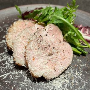 石見ポークのタリアータ、ほろ苦いルッコラとパルミジャーノ添え