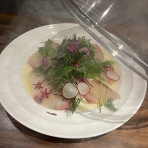 【数量限定】鮮魚のカルパッチョ 軽い燻製 赤玉葱のソース