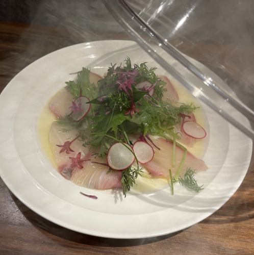 【数量限定】鮮魚のカルパッチョ 軽い燻製 赤玉葱のソース