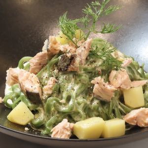 秋鮭とホウレン草のクリームソース、ホウレン草のタリオリーニ