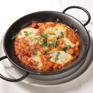 トリッパのトマト煮込みとモッツァレラチーズのグラタン