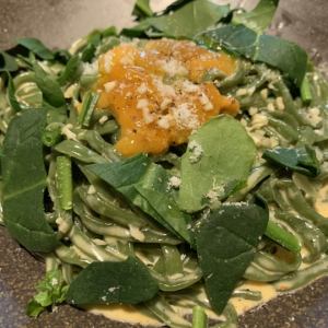 生ウニたっぷり濃厚クリームソース、ホウレン草を練りこんだタリオリーニ