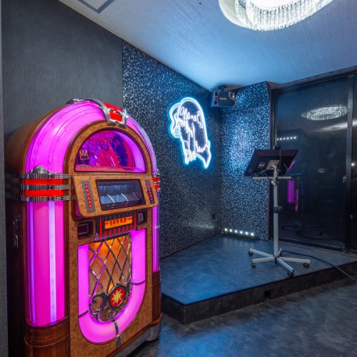 ネオン輝く煌びやかな店内