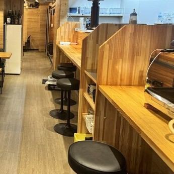 【落ち着いた雰囲気のカウンター席】おひとり様でお立ち寄りの際や、大人のデートにぴったりのカウンター席をご用意しております。料理人との会話や調理風景を楽しみながら、のんびりとお過ごしいただける粋な特等席です◎【居酒屋、堺東、焼き鳥、やきとり、鳥刺し、刺身、飲み放題、ビール、グルメ】