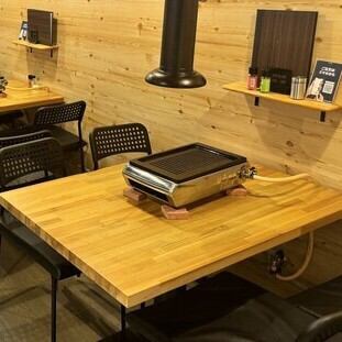 【2名様掛けテーブル席】ご夫婦でのお食事やサシ飲みにおすすめの、2名様用テーブル席もご利用くださいませ。【居酒屋、堺東、焼き鳥、やきとり、鳥刺し、刺身、飲み放題、ビール、グルメ、ホットペッパーグルメ、堺東グルメ、】