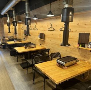 【4名様掛けテーブル席】グループでのご来店やご同僚との飲み会、ご家族でのお食事にピッタリのテーブル席です。【居酒屋、堺東、焼き鳥、やきとり、鳥刺し、刺身、飲み放題、ビール、グルメ、ホットペッパーグルメ、堺東グルメ、】