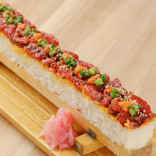 [Yukhoe sushi] Beef tataki topped with sea urchin