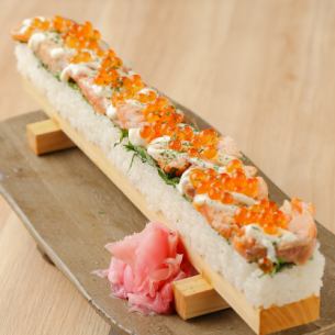 [Yukhoe sushi] Grilled salmon and salmon roe