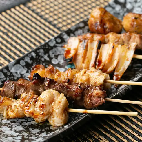 名物の巻き串はもちろん、豊富な炉端焼き&串メニューを堪能!