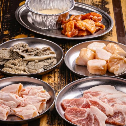 昭和レトロ空間で幻のホルモンを含む40種が食べ放題！！
