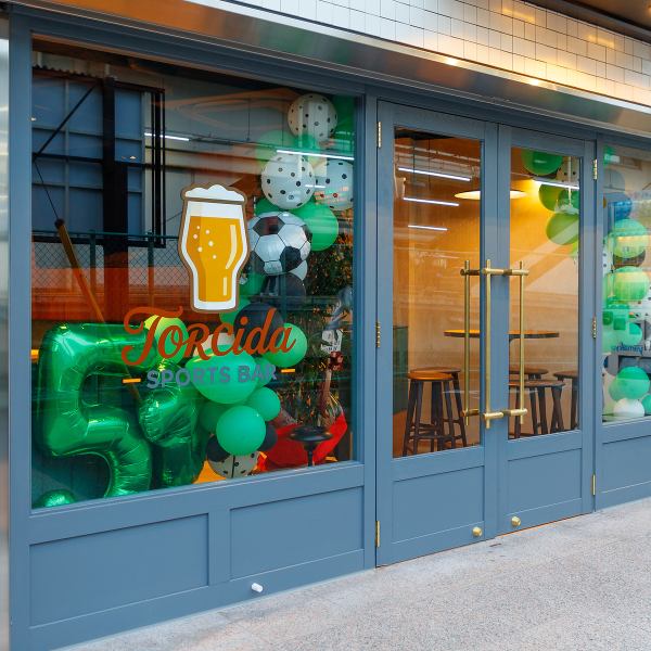 阪急長岡天神駅西口から徒歩1分の好立地に、待望のニューオープン◎新しく清潔感あふれる空間で、こだわりの料理とお酒をお楽しみ頂けます。駅のすぐそばなので、お仕事帰りの一杯や電車の時間ギリギリまで、時間を気にせずゆっくりとお過ごし頂けます♪お一人様からグループまで、様々なシーンで気軽にお立ち寄り下さい!