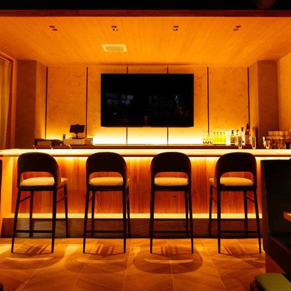 店内は、お一人様でも気軽に過ごせるカウンター席、グループで盛り上がれるテーブル席、少人数にぴったりの席と、多彩なお席をご用意しております◎社会人の方の飲み会から学生さんの集まりまで、幅広くご利用いただけます♪また、女性のお客様も安心してお過ごしいただけるよう、トイレは男女別となっております。