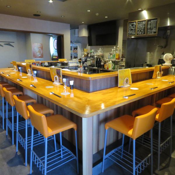 [Homey open counter seats] We have counter seats that can be used easily by couples and individuals.The kitchen spreads out in front of you, and it's a special seat where you can enjoy the feeling of being there!