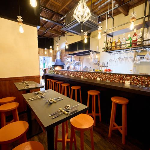 ≪テーブル≫テーブルのお席です。少人数のご宴会にもおすすめな席！２テーブル繋げると、横並びで最大１０名まで飲食をお楽しみ頂けます。