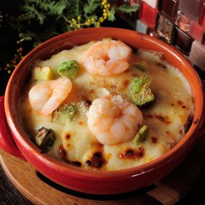 プリプリえびとアボカドの自家製ホワイトソースドリア