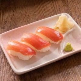 Tuna sushi (3 pieces)