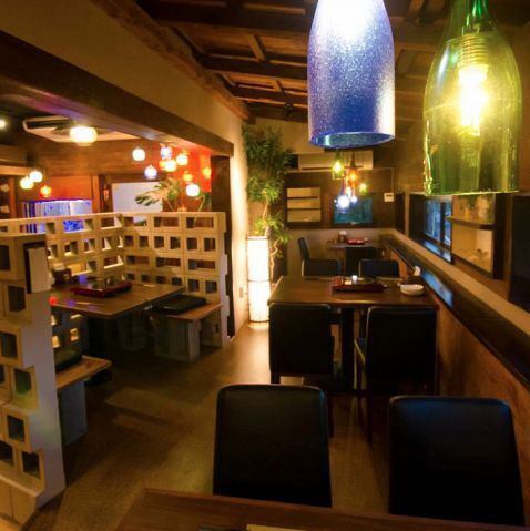 The lighting pendant made from an Awamori bottle creates a wonderful atmosphere.