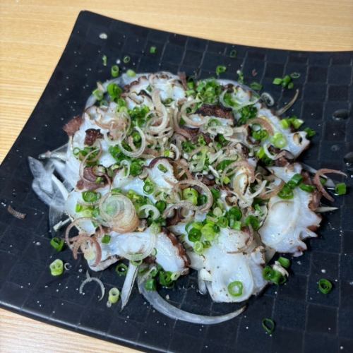 Salt-grilled raw octopus