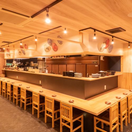 Our restaurant has 14 counter seats located right near the entrance.It is also possible to connect individual seats, so it is also recommended for dates! The seats are arranged in a way that makes it easy to enter and exit, so it is also convenient for having a quick drink with colleagues.