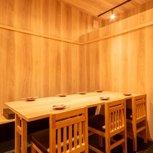 There is one private room that can accommodate 4 to 6 people.The seats allow you to enjoy your meal and drinks without worrying about the eyes of others, helping you to relieve your daily fatigue. The spacious and private space also makes it safe for guests with children!