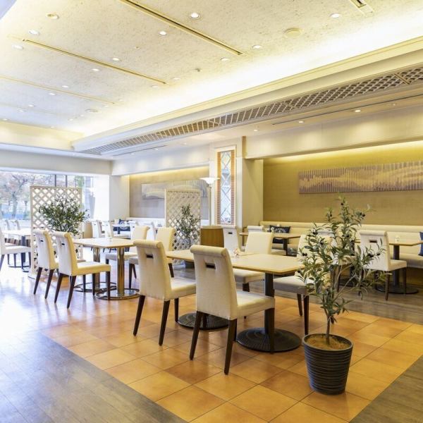 当店では開放的なダイニングスペースでお食事をお楽しみいただけます。ご家族様でのお食事、ご友人とのご利用にも適した空間をご提供致します。