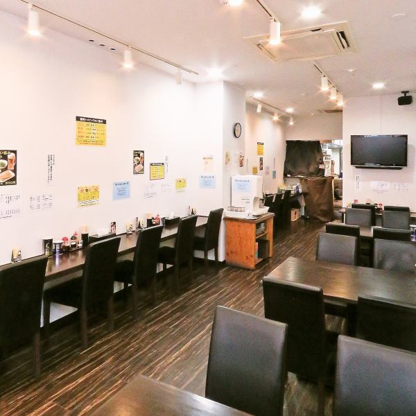《Jiro-style that can be eaten in the city》 It is a space that is easy to stop by even in a bright restaurant with a cozy atmosphere.There are 10 counter seats available ♪