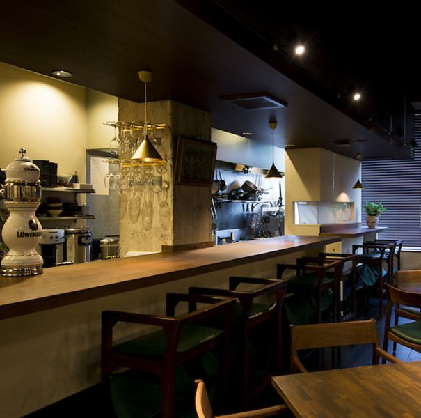 カウンター席でのひとときは、特別な体験を提供します。目の前でシェフが調理する様子を楽しみながら、絶品の洋食メニューや厳選されたお酒をお楽しみいただけます。落ち着いた雰囲気の中、友人との語らいや、一人でのリラックスタイムにも最適です。お気に入りのドリンクを片手に、贅沢なひとときをお過ごしください♪