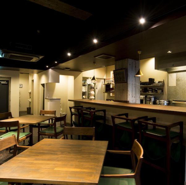 落ち着いた雰囲気の店内は、心地よい食事の時間を過ごすのに最適です。木製テーブルと椅子が温かみを与え、リラックスした空間を演出します。カウンター席では、シェフの料理を目の前で楽しむことができ、食事がより特別なものに！さりげない照明が心を落ち着かせ、友人やご家族との会話を楽しむひとときを提供します◎