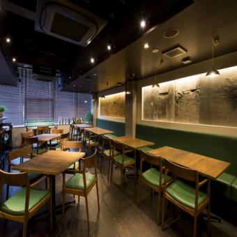 4분 테이블석을 5탁 준비하고 있습니다.친구와 가족과의 식사, 소수의 연회에 이상적입니다.느긋한 공간에서 일품 양식을 둘러싸고 휴식하면서 대화를 즐기는 시간을 보내실 수 있습니다.소중한 분과의 특별한 날이나 평상시 사용에도 딱 맞는 차분한 공간입니다.