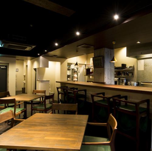 木の温もりと落ち着いた照明に包まれた空間