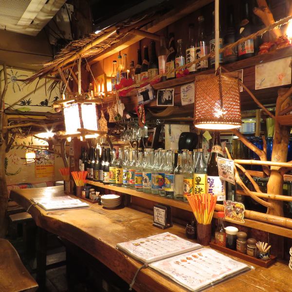 The counter seats are also recommended! The counters lined with alcohol are popular for those who like Awamori and local sake, or when visiting alone by one person ★ Please feel free to visit us.