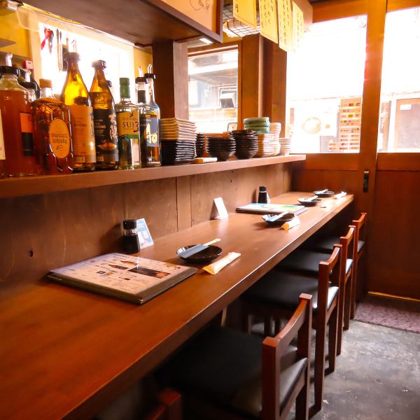 【おひとり様も大歓迎♪】落ち着いた雰囲気のカウンター席では、店主との会話を楽しみながらゆったりとした時間をお過ごしいただけます。料理のこだわりやおすすめメニューなど、ここだけの話も聞けるかも♪常連さんにも人気の特等席です!