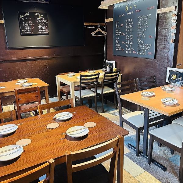 【アットホームな雰囲気】どこか懐かしさを感じる店内は、お仕事帰りの方やご家族連れで賑わっており、元気をもらえる明るい雰囲気です♪ 4名様用のテーブル席を多数ご用意しておりますので、多彩なシーンでぜひご利用ください！