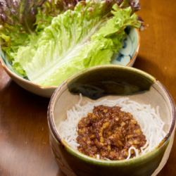 納豆とミンチのレタス包み