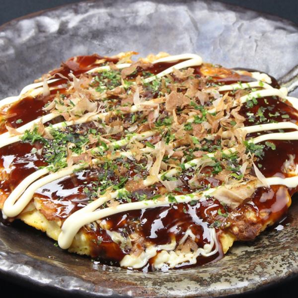 The secret to the deliciousness of okonomiyaki is... [sauce and dough!!]