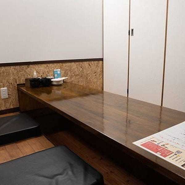 The private rooms are equipped with table seats that can accommodate 2 to 4 people and 4 to 6 people, and sunken kotatsu seats that can accommodate 4 to 6 people and 3 to 5 people.The sunken kotatsu seats are especially popular at our restaurant, where you can relax and stretch your legs.By removing the curtain partitions, you can use it to suit the occasion, from small to large groups.