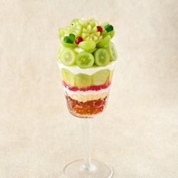 岡山県産シャインマスカットのレアチーズパフェ（季節限定）