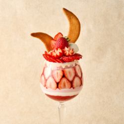 いちごとホワイトチョコレートのパフェ