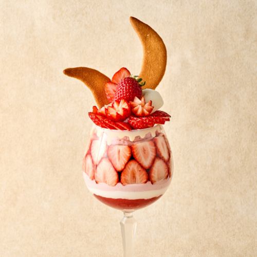 いちごとホワイトチョコレートのパフェ