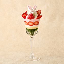 国産いちごのイースターパフェ