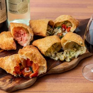 テレビでも話題！関西で唯一“揚げピザ”×樽生泡ワインが楽しめるイタリアン