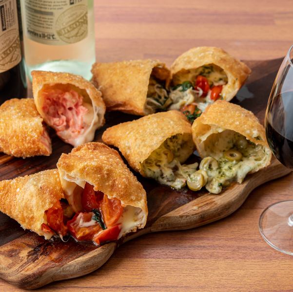 サクッと香ばしくチーズとろける揚げピザはやみつき注意！テレビ取材が殺到した当店の揚げピザをぜひ♪